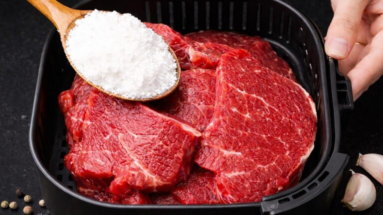 Ce simple geste transforme votre steak en délice juteux sans four…